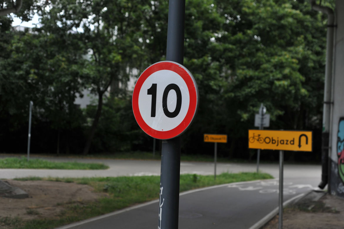 Droga rowerowa grozy przy Trasie Łazienkowskiej. Drogowcy nie chcą nic poprawiać