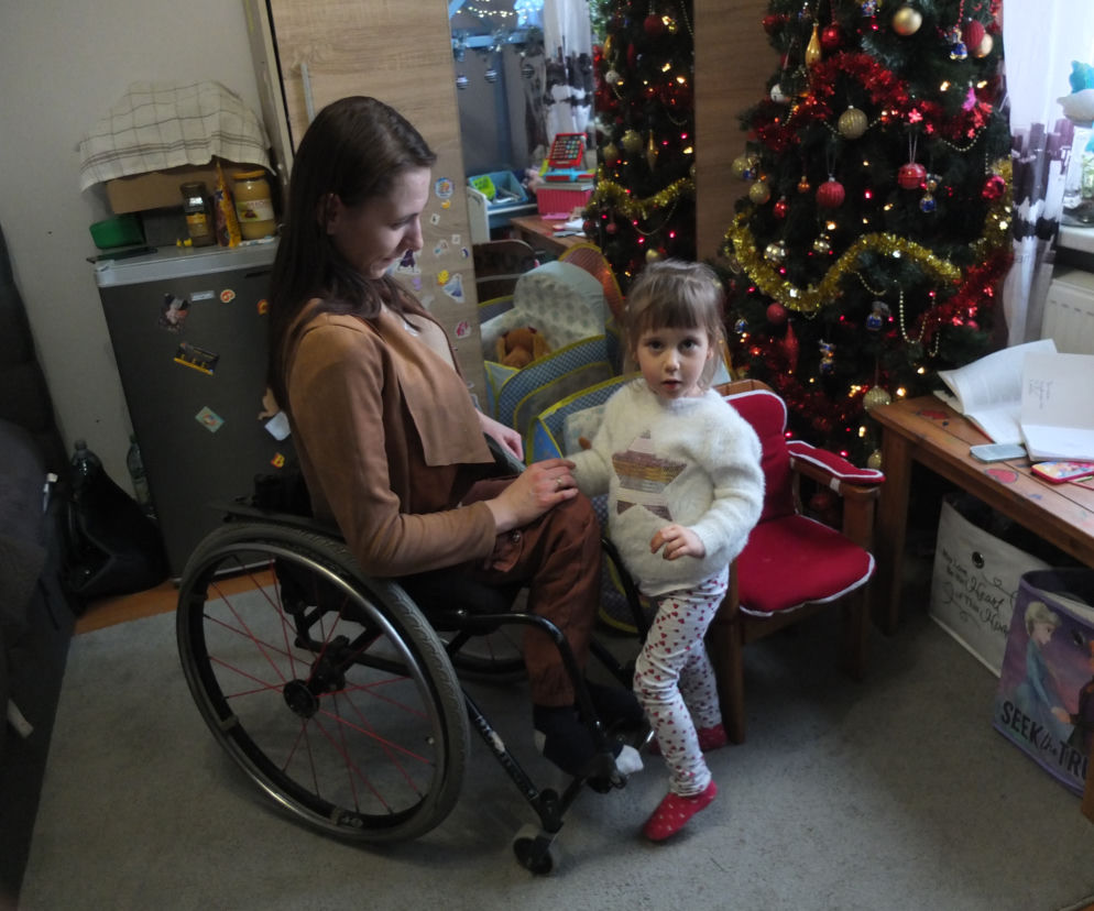 POKONAŁA TYLE PRZECIWNOŚCI LOSU, TERAZ CZUJE SIĘ BEZRADNA. NIEPEŁNOSPRAWNA WIOLETTA OLESZCZUK NIE MA CZYM WOZIĆ CÓRKI NA REHABILITACJĘ