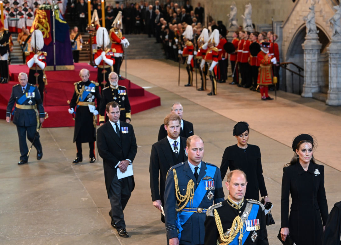 Trumna z ciałem Elżbiety II w drodze do Pałacu Westminsterskiego