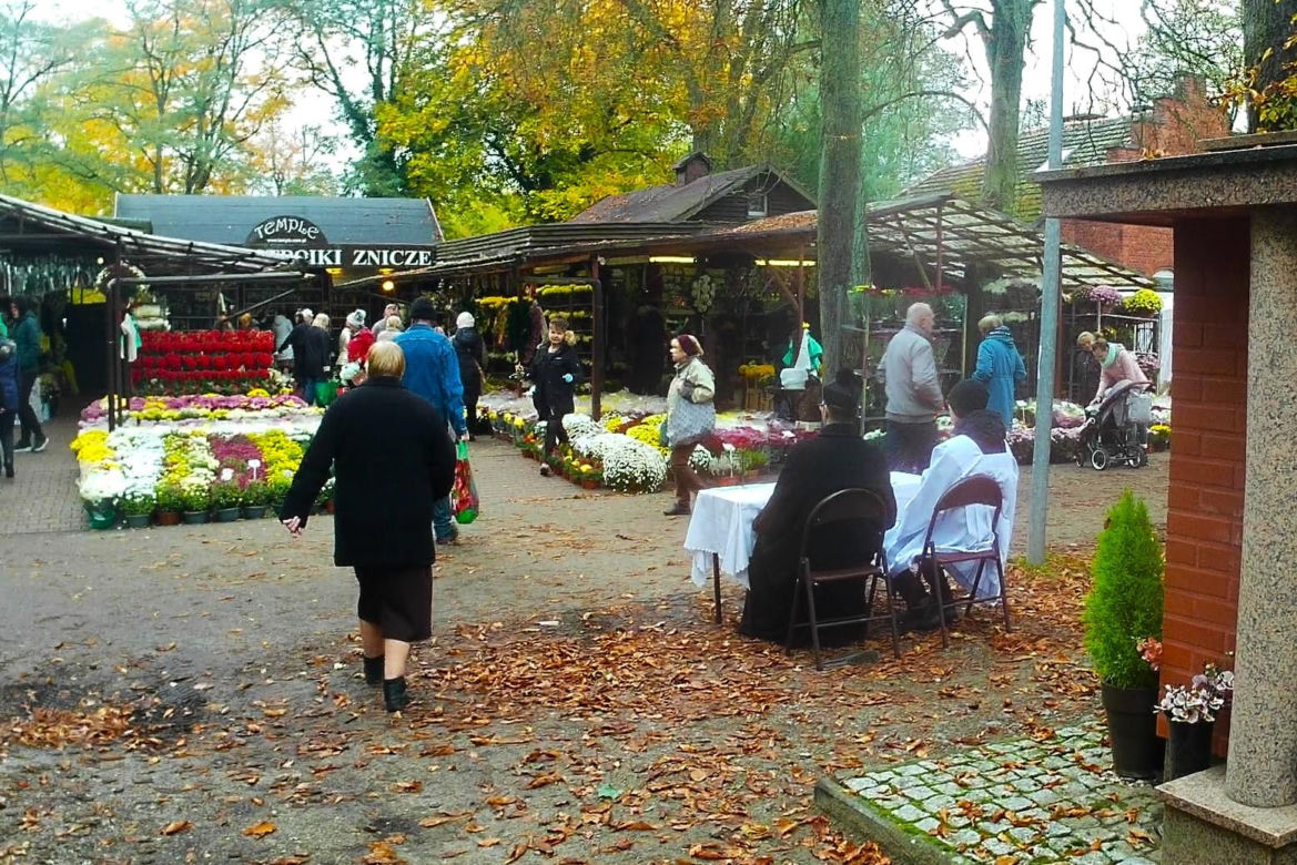 Wzmożony ruch na Cmentarzu Centralnym w Szczecinie