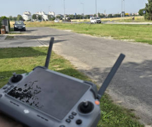 Policyjny dron nad niebezpiecznym skrzyżowaniem w Lesznie. Posypały się mandaty