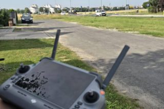 Policyjny dron nad niebezpiecznym skrzyżowaniem w Lesznie. Posypały się mandaty