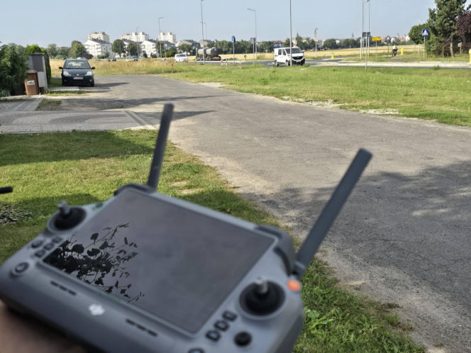 Policyjny dron nad niebezpiecznym skrzyżowaniem w Lesznie. Posypały się mandaty