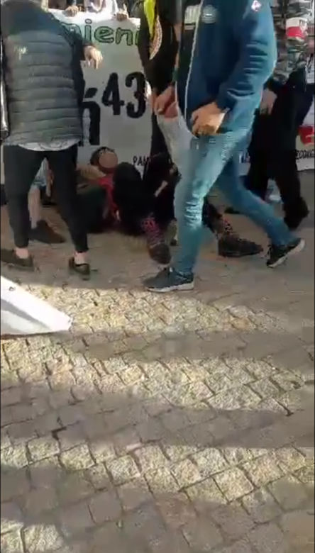 Wielka ewakuacja na Krakowskim Przedmieściu. Mężczyzna położył pocisk na trakcie