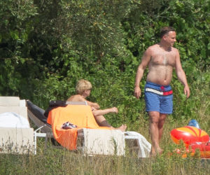 PREZYDENT NACIERA ŻONĘ I CZYTA RODZINNĄ SAGĘ