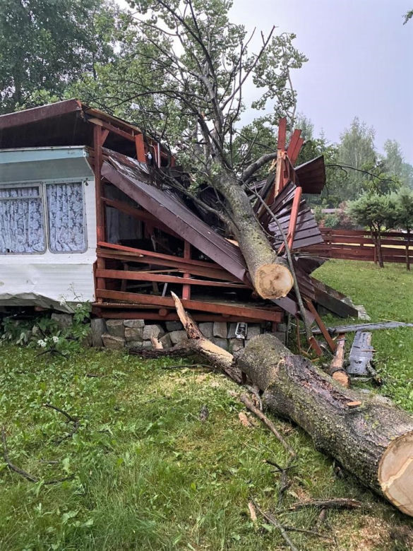 Pozalewane garaże, połamane drzewa. Nawałnica nad powiatem ostródzkim