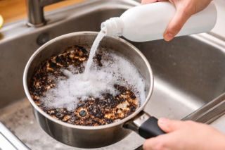 Przypalone garnki uratujesz bez grama chemii. Wystarczą dwa składniki z kuchennej szafki
