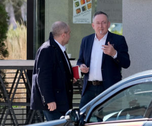 Posłowie mają w nosie zakazy