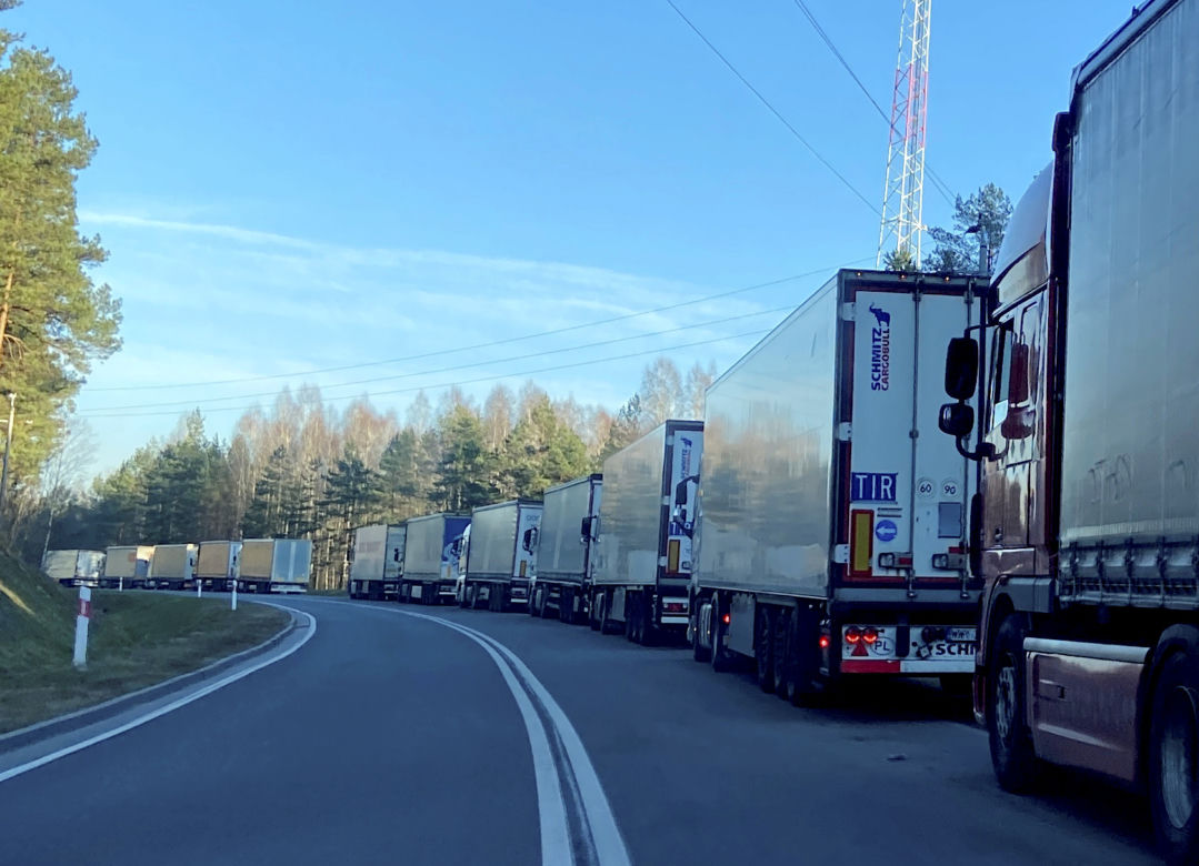 Kolejka TIR-ów czeka na wjazd na granicy białoruskiej. 31 godzin