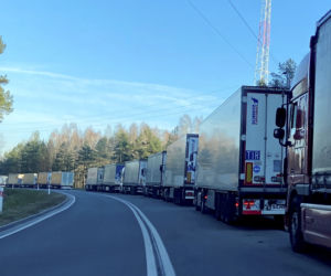 Kolejka TIR-ów czeka na wjazd na granicy białoruskiej. 31 godzin