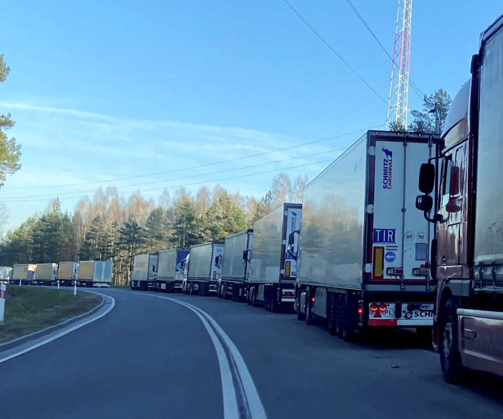 Kolejka TIR-ów czeka na wjazd na granicy białoruskiej. 31 godzin