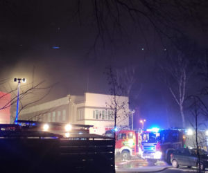 Kraków: Poteżny pożar archiwum Urzędu Miasta. Płoną dwie duże hale przy ulicy Na Załęczu. Akcja trwa [ZDJĘCIA]