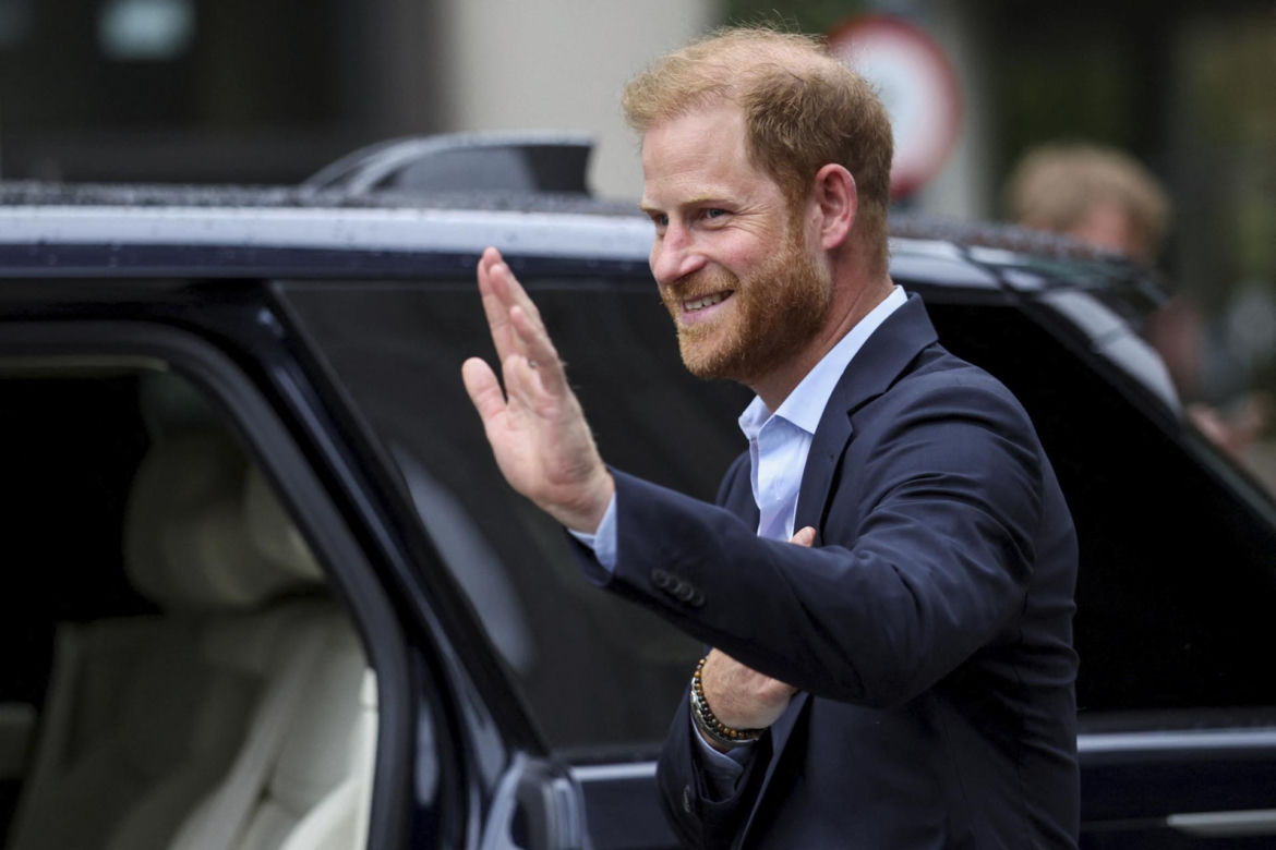 Książę Harry w niebezpieczeństwie! Psychofanka czyhała na niego w toalecie i "mamrotała"