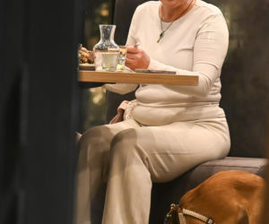 Monika Richardson z dzieckiem i pieskiem