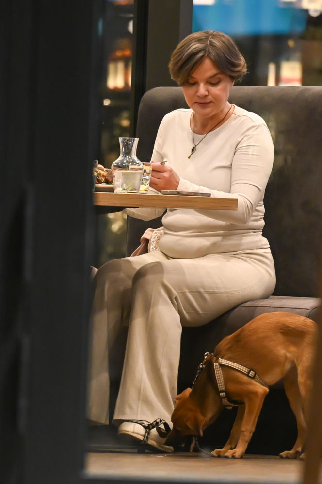 Monika Richardson z dzieckiem i pieskiem