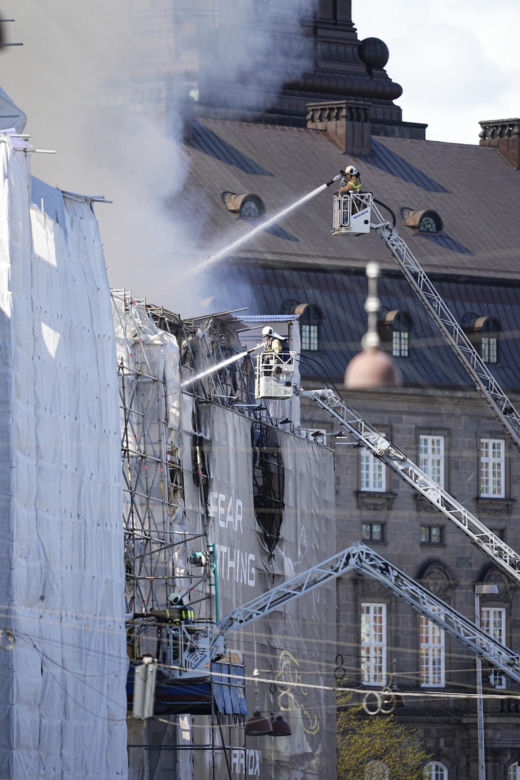 "Nasze Notre Dame" w ogniu! Runęła wieża! "400 lat dziedzictwa w płomieniach" 
