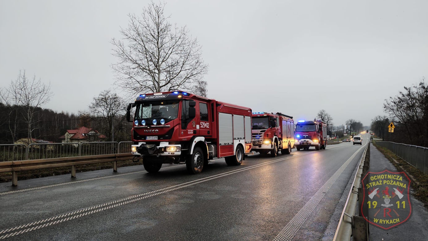 Zderzenie ciężarówki z karetką w pow. ryckim. Załoga pogotowia trafiła do szpitala