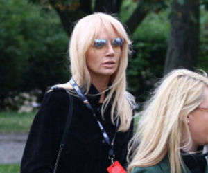 Agnieszka Woźniak-Starak ze znajomymi idzie na premierę filmu Ukryta gra