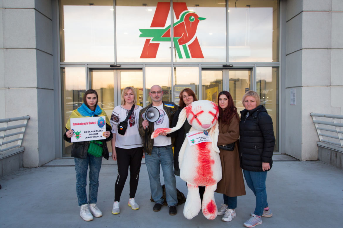 Protest przed Auchan w Warszawie. „Wspierasz ludobójstwo i cierpienie”
