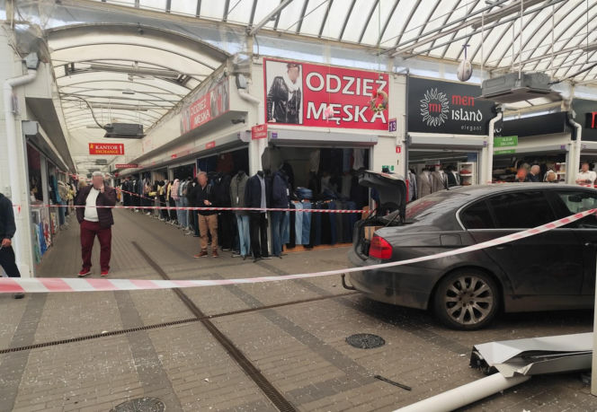 Kobieta straciła panowanie nad BMW. Auto z impetem wbiło się w pasaż handlowy