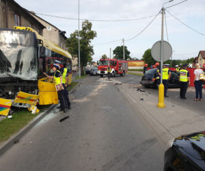 Koszmarny finał zderzenie samochodu z autobusem we Włocławku. Kobieta zginęła na miejscu!