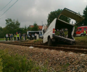 BRATOSZEWICE: Wypadek busa na niestrzeżonym przejeździe kolejowym