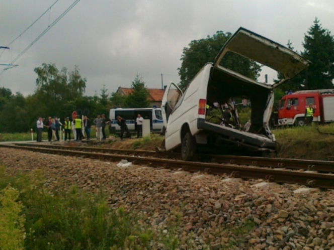 BRATOSZEWICE: Wypadek busa na niestrzeżonym przejeździe kolejowym