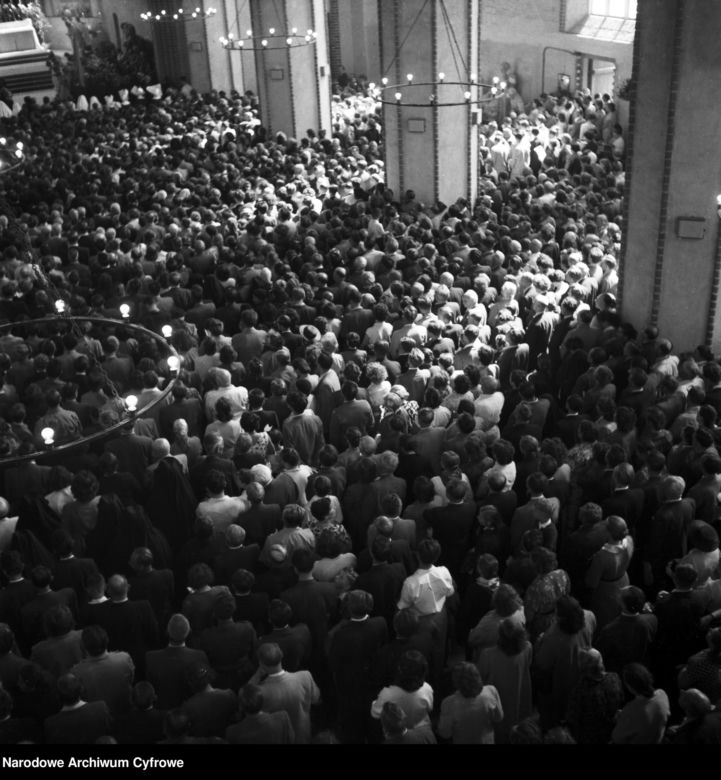 Uroczystość Bożego Ciała w Warszawie celebrowana przez Prymasa Polski kardynała Stefana Wyszyńskiego - 1957 rok