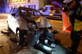 Łódź. 45-latek zginął na Zgierskiej w Boże Ciało! Jego daewoo matiz rozbił się o latarnię [ZDJĘCIA]