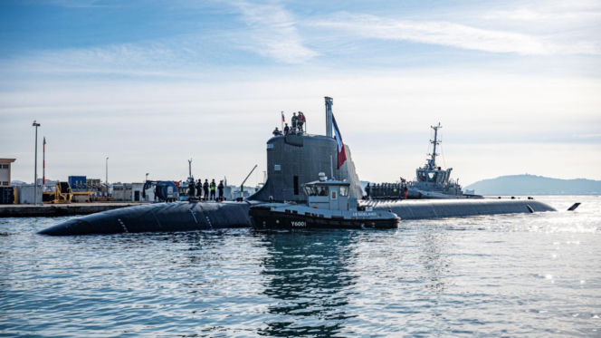 Francuski atomowy okręt podwodny "De Grasse" rozpoczyna próby morskie.