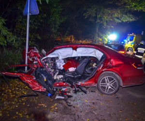 Mercedes Klasy E uderzył w drzewo, nie żyje kierowca