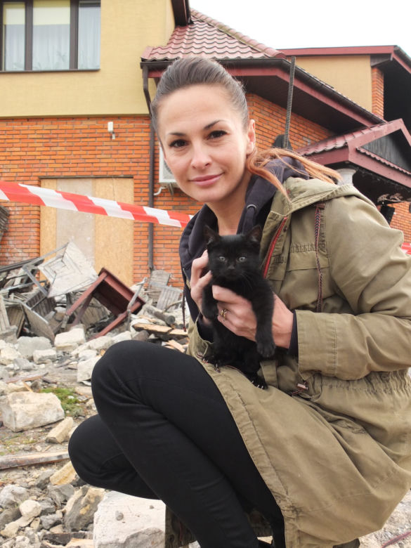 Uratowała tylko czarnego kotka