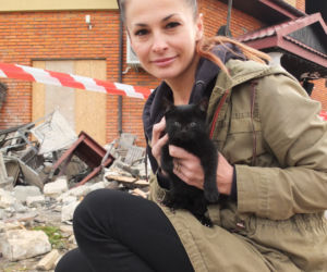 Uratowała tylko czarnego kotka
