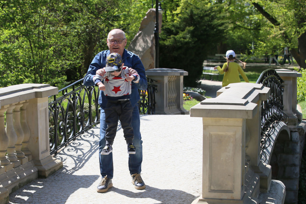 Poseł Jerzy Borowczak zabrał wnuki do Łazienek