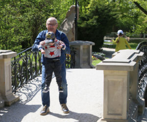 Poseł Jerzy Borowczak zabrał wnuki do Łazienek