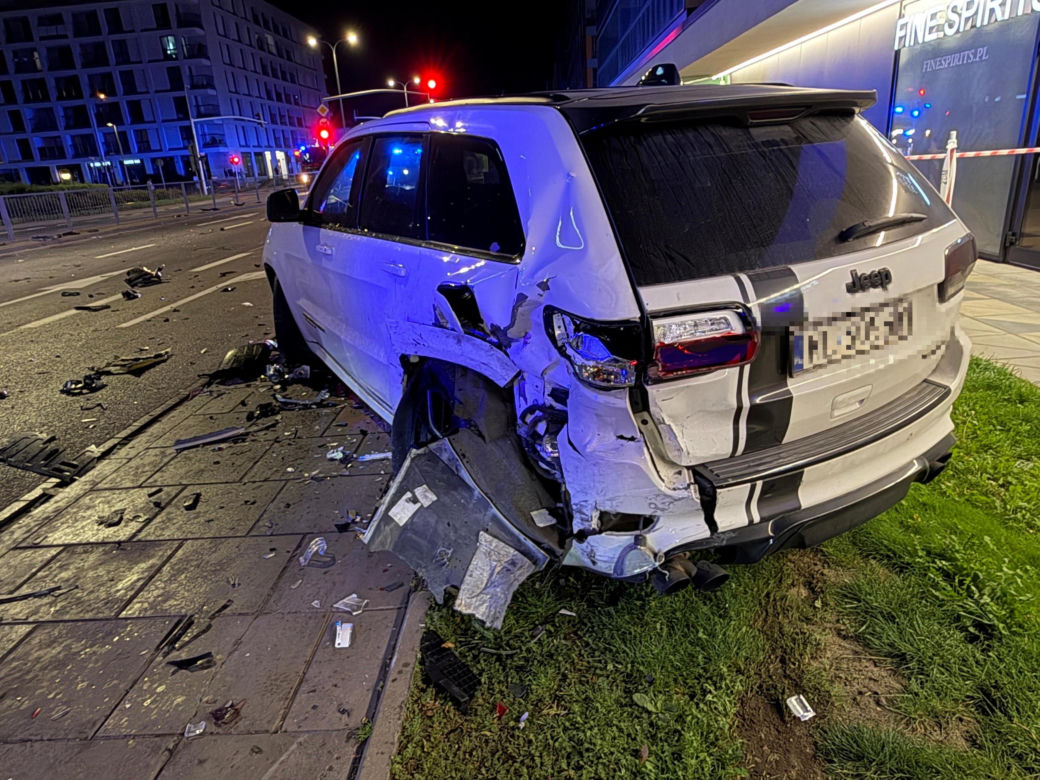 Demolka na Cybernetyki. Trzy auta roztrzaskane, jedno wjechało w budynek
