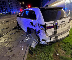 Demolka na Cybernetyki. Trzy auta roztrzaskane, jedno wjechało w budynek