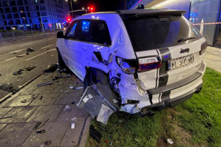 Demolka na Cybernetyki. Trzy auta roztrzaskane, jedno wjechało w budynek