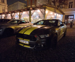 Świąteczny Zlot Amerykańskich Samochodów na Rynku w Lesznie