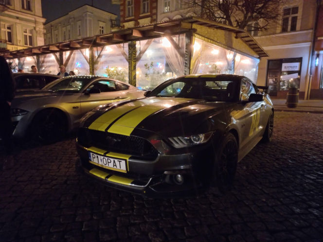 Świąteczny Zlot Amerykańskich Samochodów na Rynku w Lesznie