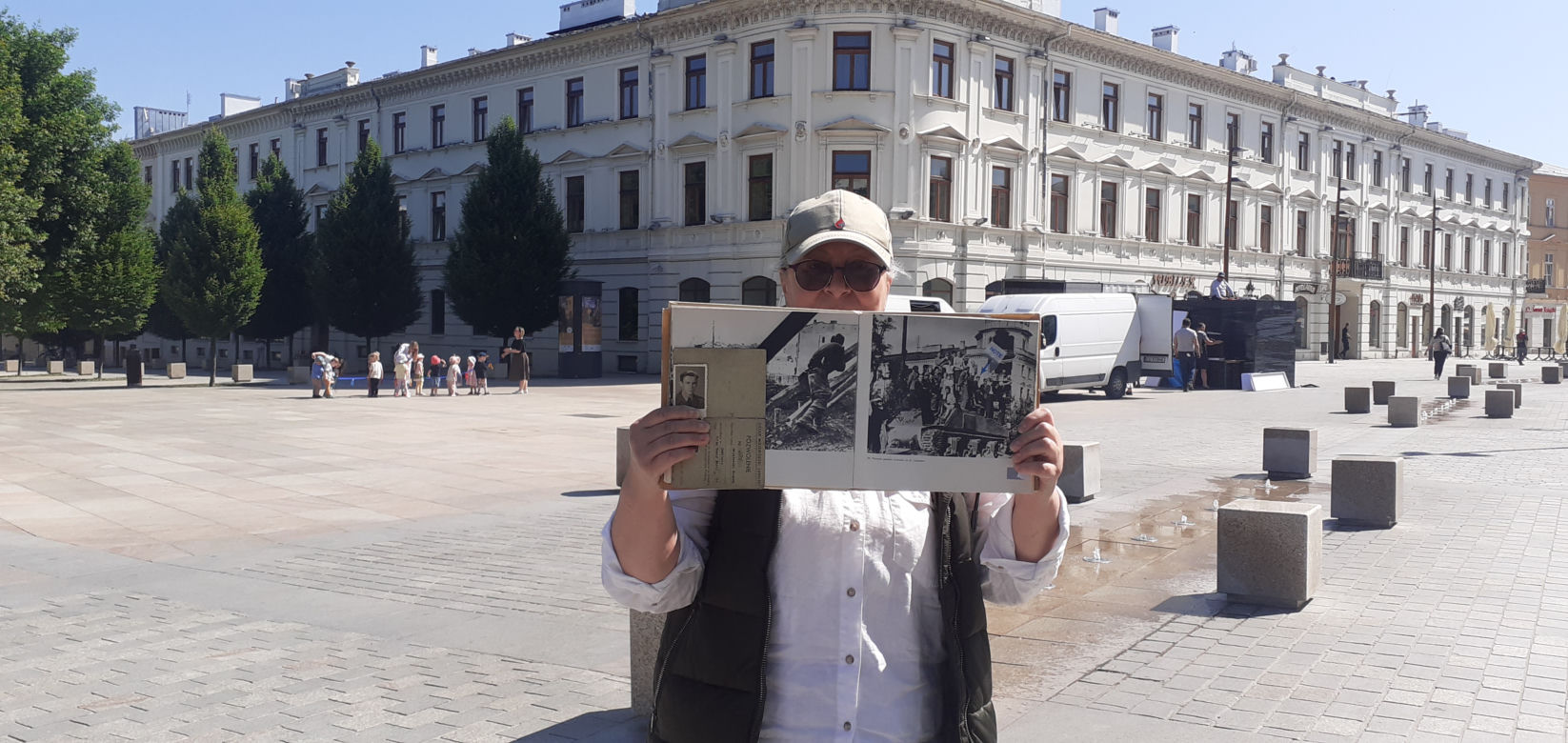 Szukają rodzin ludzi ze zdjęcia. Chcą zrobić podobne [GALERIA]