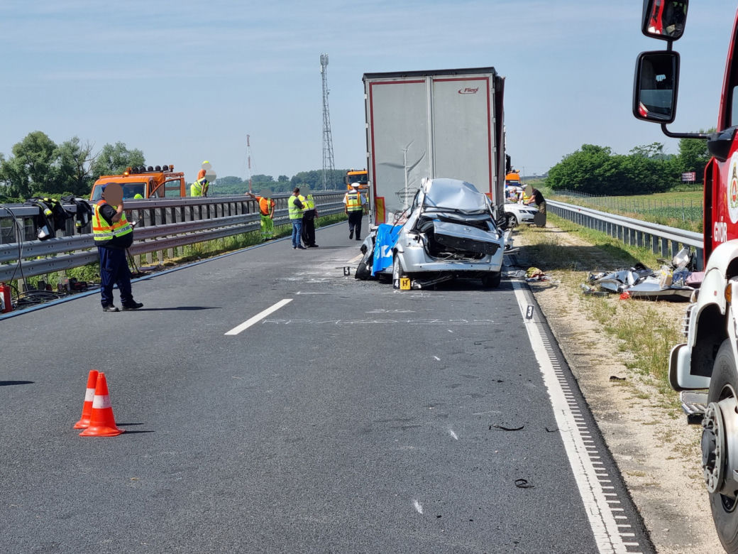 Bartuś i jego rodzice zginęli w wypadku na Węgrzech. Napis na grobowcu wyciska ostatnie łzy