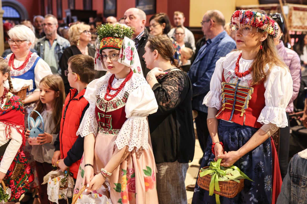 Święcenie pokarmów w strojach ludowych w Bytomiu