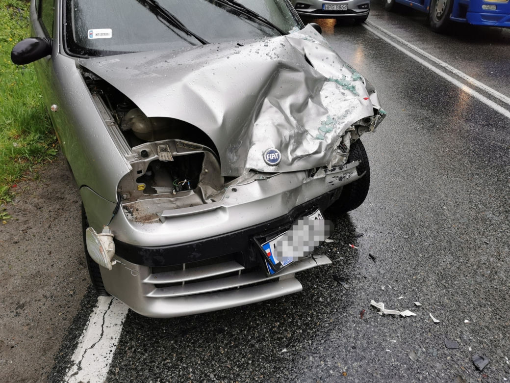 Groźny wypadek w Łękawce, przy skręcie na Piotrkowice. Poważne obrażenia kierowcy fiata