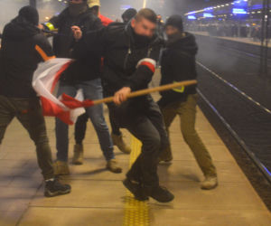 Burdy i zamieszki przy stacji Warszawa Stadion