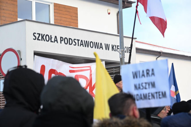 Protest przed szkołą  w Kielnie