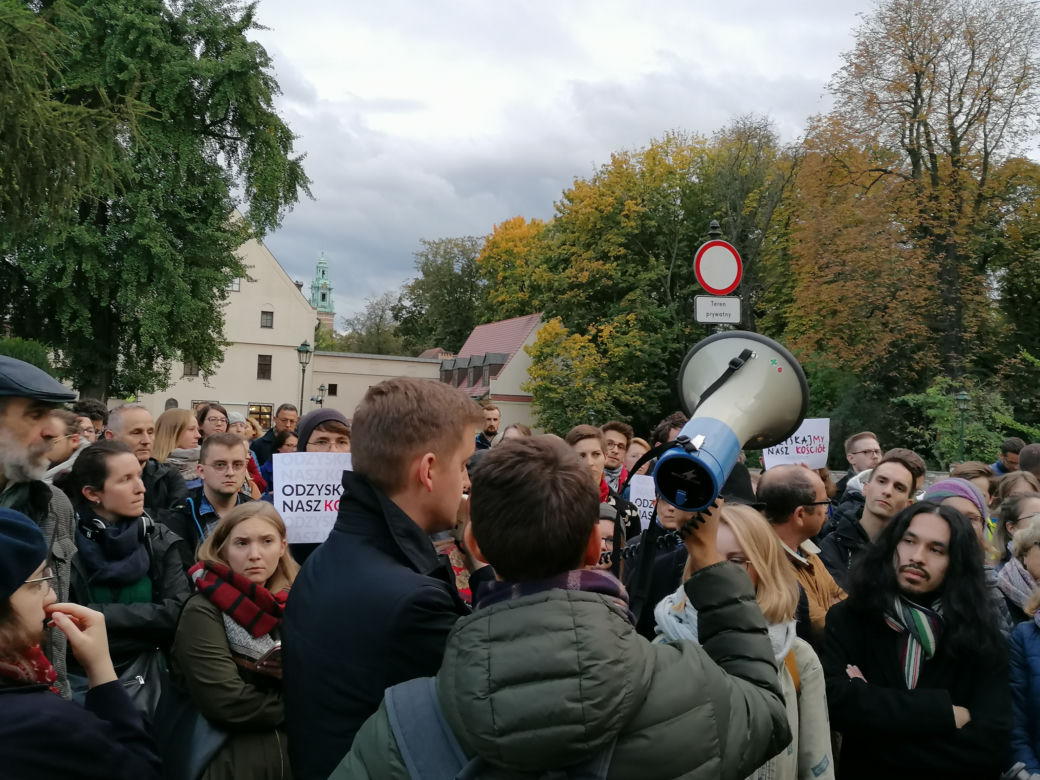 Protest przed krakowską kurią