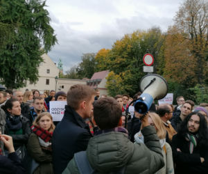 Protest przed krakowską kurią