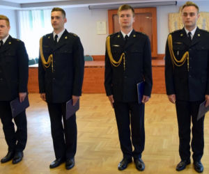  Młodzi strażacy otrzymali nominacje oficerskie. Zostaną skierowani do podkarpackich jednostek [FOTO]