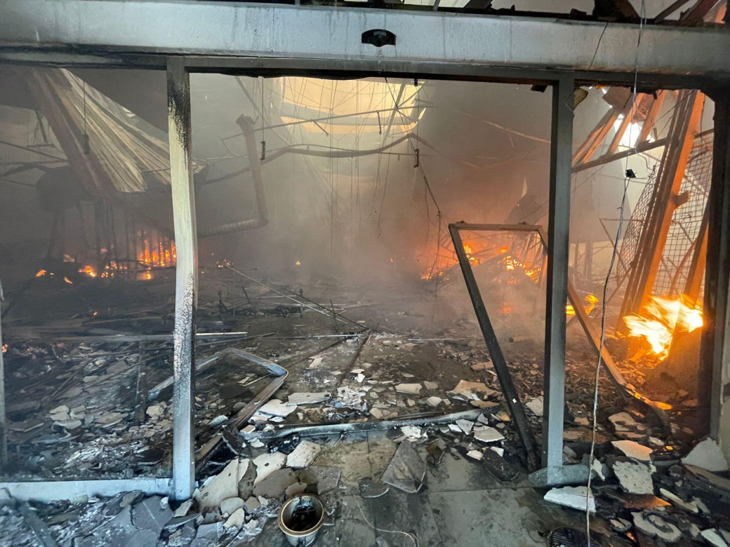 Akcja gaśnicza pożaru hali przy Marywilskiej 44 w Warszawie
